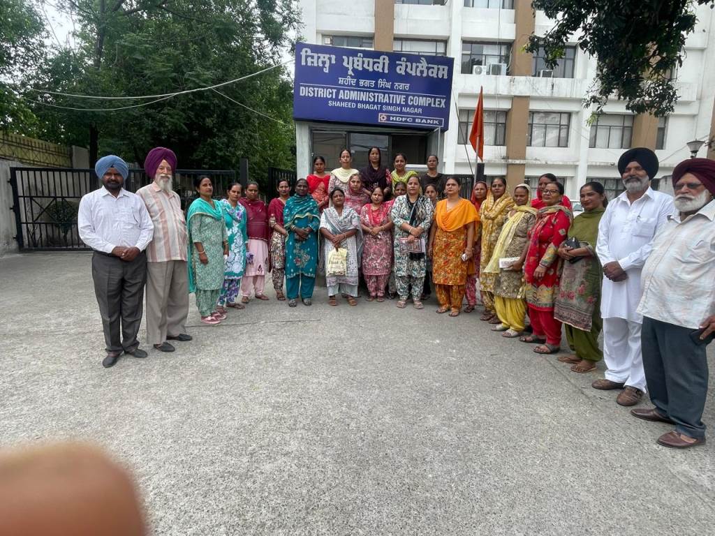 Midday meal workers submitted a memorandum to the Deputy Commissioner in the name of the Chief Minister
